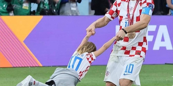 莫德里奇领衔AC米兰新阵容，子女同样在米兰梯队崭露头角