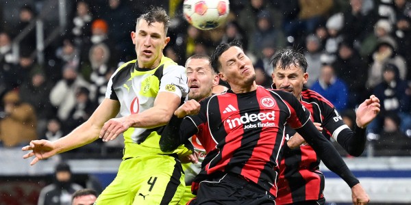 （体育）足球——德甲：法兰克福平多特蒙德