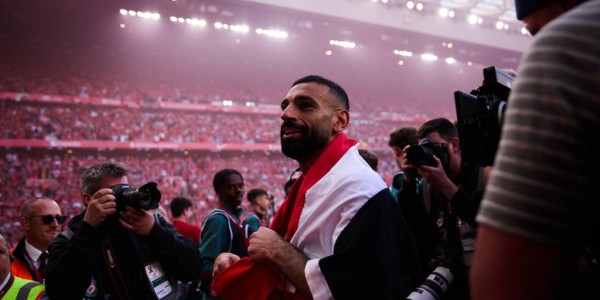 利物浦太子悲情落幕？阿诺德泪洒冠军巡游，球迷怒斥：鳄鱼的眼eiléi！