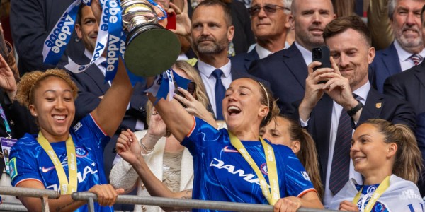 铁锤帮“祸从口出”！英超赛场再现恐同阴霾，西汉姆联遭重罚敲响警钟！